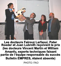 Les docteurs Fairouz Larfaoui, Peter Roeder et Juan Lubroth re�oivent le prix (les docteurs Vincent Martin et William Amanfu, experts techniques faisant partie de l��quipe responsable du succ�s du Bulletin EMPRES, �taient absents)PHOTO: FAO